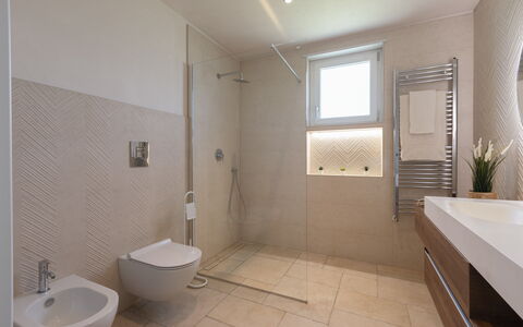 Villa Pallino: Piso, Baño, Pared, Arreglo De Tubería, Diseño De Interiores, Suelo, Techo, Grifo, Loseta, Plomería