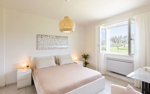 Villa Pallino: Cama, Mueble, Diseño De Interiores, Habitación, Lecho, Pared, Sábana, Suelo, Piso, Techo