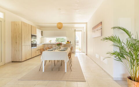 Villa Pallino: Mueble, Diseño De Interiores, Piso, Suelo, Madera, Techo, Cocina Y Comedor Mesa, Silla, Suelos De Madera, Comedor