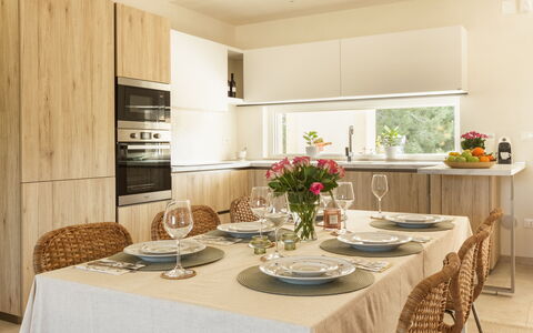 Villa Pallino: Mueble, Diseño De Interiores, Cocina, Mostrador, Madera, Gabinetes, Aparato De Cocina, Vajilla, Piso, Cocina Y Comedor Mesa