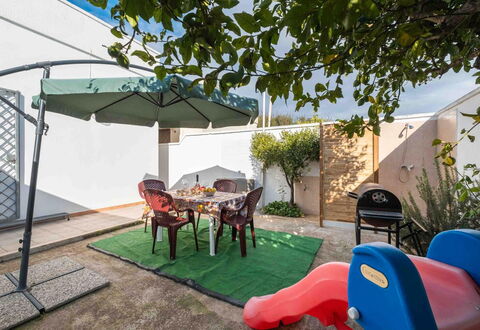 Sunny Haven Villa In Torre Lapillo: Jardín, Sombra, Maceta, Mueble Para Exteriores, Yarda, Patio Interior, Paisajismo, Patio, Silla, Planta De Casa