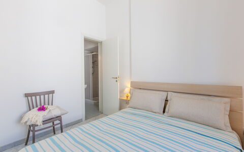 Vista Mare Da Rossella: Diseño De Interiores, Mueble, Suelo, Piso, Habitación, Madera, Cama, Textil, Linos, Sábana