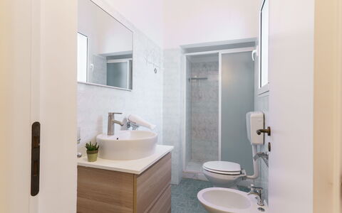 Casa Olimpo: Diseño De Interiores, Piso, Suelo, Arreglo De Tubería, Baño, Lavabo Del Baño, Lavabo, Techo, Habitación, Grifo