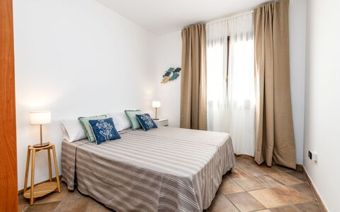 La Vista Mare Da Viola: Diseño De Interiores, Mueble, Piso, Habitación, Cama, Suelo, Madera, Habitación, Sábana, Linos