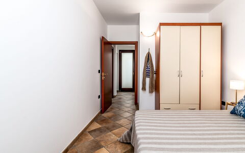 La Vista Mare Da Viola: Diseño De Interiores, Piso, Mueble, Suelo, Madera, Habitación, Techo, Habitación, Departamento, Cama