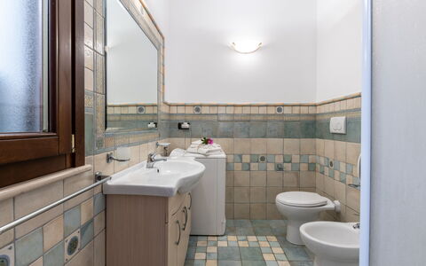 La Vista Mare Da Viola: Piso, Arreglo De Tubería, Baño, Suelo, Diseño De Interiores, Loseta, Lavabo Del Baño, Grifo, Plomería, Lavabo