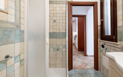 La Vista Mare Da Viola: Piso, Suelo, Diseño De Interiores, Arreglo De Tubería, Baño, Loseta, Plomería, Techo, Lavabo Del Baño, Material Compuesto