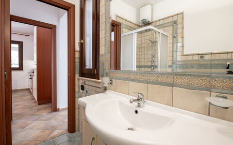 La Vista Mare Da Viola: Arreglo De Tubería, Lavabo Del Baño, Piso, Diseño De Interiores, Lavabo, Suelo, Baño, Grifo, Plomería, Techo