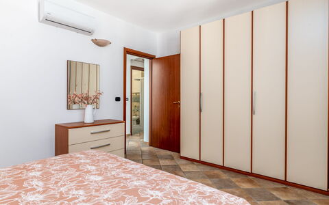 La Vista Mare Da Viola: Diseño De Interiores, Piso, Mueble, Madera, Suelo, Cama, Habitación, Habitación, Gabinetes, Casa
