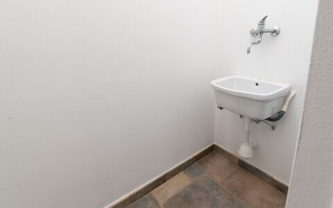 La Vista Mare Da Viola: Pared, Arreglo De Tubería, Piso, Suelo, Baño, Plomería, Lavabo, Grifo, Lavabo Del Baño, Loseta