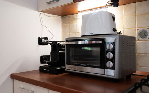 La Vista Mare Da Viola: Aparato De Cocina, Electrodoméstico, Dispositivo Electronico, Electrodoméstico, Pequeños Electrodomésticos, Mostrador, Cocina, Horno Microondas