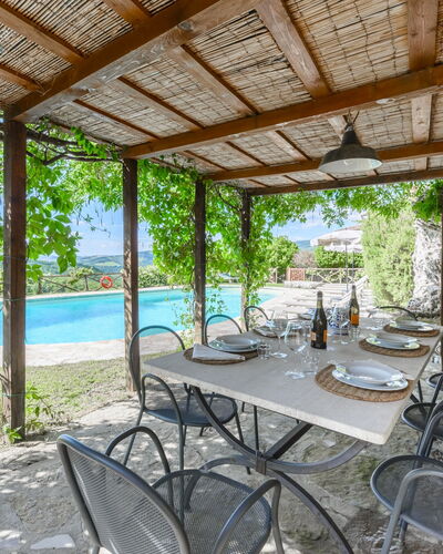 Villa Poggio La Croce: Mueble, Mueble Para Exteriores, Silla, Piscina, Mesa Al Aire Libre, Recurso, Losa, Eco Hotel, Sombra, Cocina Y Comedor Mesa