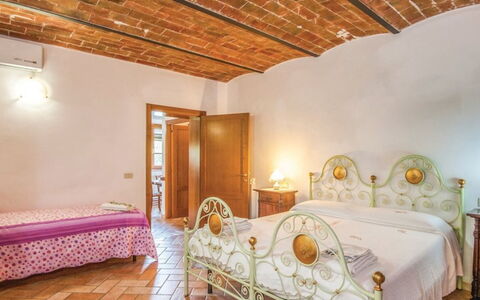 La Fiumara: Mueble, Diseño De Interiores, Suelo, Piso, Techo, Cama, Linos, Habitación, Marco De La Cama, Planta De Casa