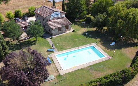 La Fiumara: Piscina, Inmuebles, Casa De Campo, Hacienda, Césped, Yarda, Patio Interior, Villa