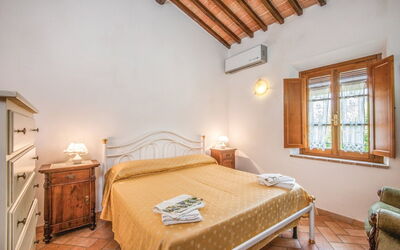 Crisalide: Mueble, Casa, Suelo, Techo, Departamento, Cama, Recurso, Hotel, Habitación, Planta De Casa