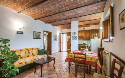 Mangiatoia: Pared, Departamento, Suelo, Habitación, Planta De Casa, Maceta, Silla, Manchas De Madera, Pintar, Cocina Y Comedor Mesa