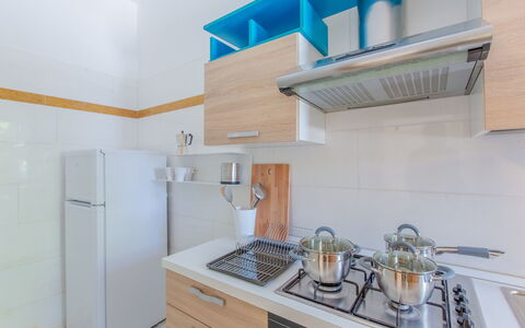 Villa Asami: Cocina, Aparato De Cocina, Mostrador, Electrodoméstico, Piso, Diseño De Interiores, Gabinetes, Madera, Mueble, Suelo