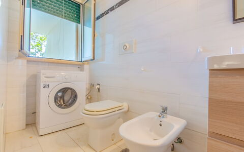 Villa Asami: Baño, Piso, Diseño De Interiores, Arreglo De Tubería, Suelo, Baño, Asiento Del Baño, Lavabo, Grifo, Lavabo Del Baño
