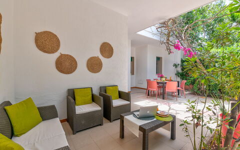Villa Coralia: Mueble, Piso, Diseño De Interiores, Suelo, Silla, Techo, Habitación, Sala, Planta De Casa, Cocina Y Comedor Mesa
