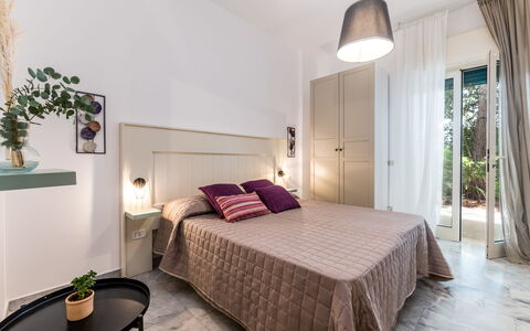 Villa Coralia: Diseño De Interiores, Mueble, Piso, Techo, Habitación, Textil, Suelo, Habitación, Casa, Cama