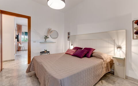 Villa Coralia: Mueble, Diseño De Interiores, Cama, Piso, Habitación, Madera, Suelo, Techo, Habitación, Sábana