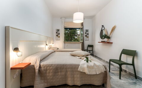 Villa Coralia: Diseño De Interiores, Mueble, Cama, Habitación, Pared, Piso, Techo, Madera, Sábana, Lecho