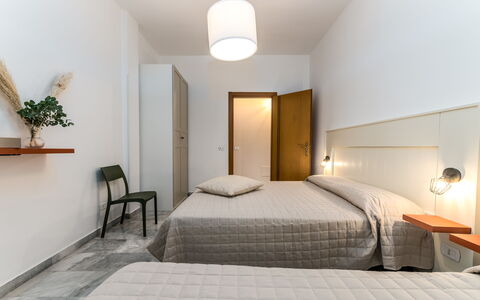 Villa Coralia: Diseño De Interiores, Cama, Habitación, Pared, Mueble, Piso, Sábana, Lecho, Suelo, Techo