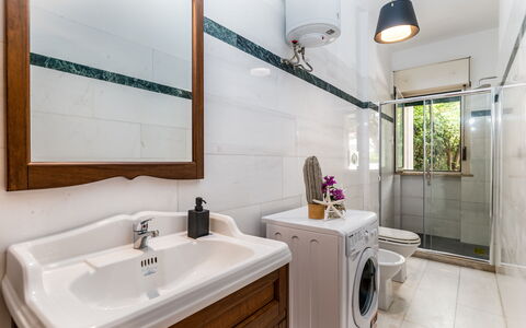 Villa Coralia: Diseño De Interiores, Arreglo De Tubería, Piso, Lavabo, Mueble De Baño, Grifo, Baño, Suelo, Plomería, Casa
