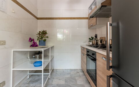 Villa Coralia: Piso, Mostrador, Diseño De Interiores, Cocina, Gabinetes, Madera, Suelo, Mueble, Aparato De Cocina, Electrodoméstico