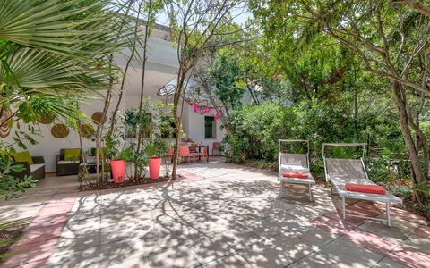 Villa Coralia: Rosado, Maceta, Jardín, Sombra, Planta De Casa, Hacienda, Silla, Yarda, Patio Interior, Patio