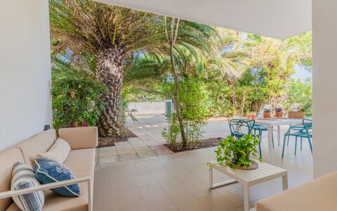 Villa Nami: Eco Hotel, Sombra, Recurso, Silla, Mueble Para Exteriores, Jardín, Paisajismo, Zona Tropical, Planta De Casa