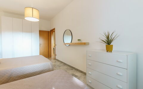 Villa Nami: Piso, Diseño De Interiores, Pared, Madera, Suelo, Mueble, Techo, Cama, Habitación, Encendiendo