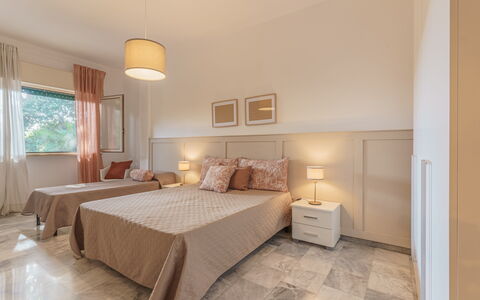 Villa Nami: Mueble, Diseño De Interiores, Piso, Suelo, Cama, Habitación, Techo, Madera, Habitación, Textil
