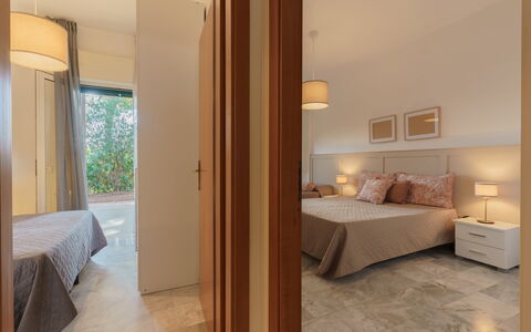 Villa Nami: Diseño De Interiores, Piso, Suelo, Madera, Techo, Habitación, Mueble, Habitación, Cama, Encendiendo