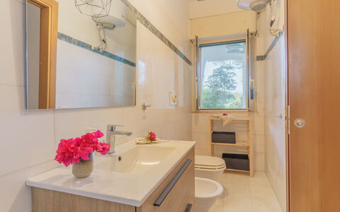 Villa Nami: Baño, Arreglo De Tubería, Diseño De Interiores, Piso, Lavabo Del Baño, Suelo, Mueble De Baño, Espejo, Lavabo, Grifo