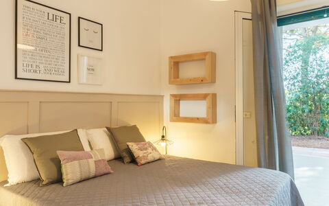 Villa Nami: Cama, Mueble, Diseño De Interiores, Habitación, Lecho, Pared, Sábana, Madera, Habitación, Techo