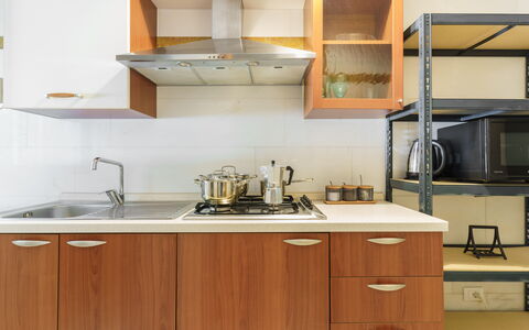 Villa Nami: Aparato De Cocina, Cocina, Mostrador, Electrodoméstico, Gabinetes, Estufa De Cocina, Estufa, Estufa De Gas, Madera, Fregadero