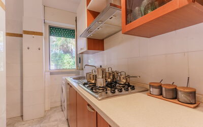 Villa Nami: Cocina, Aparato De Cocina, Mostrador, Electrodoméstico, Madera, Piso, Diseño De Interiores, Fregadero, Suelo, Gabinetes