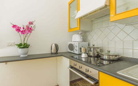 Villa San Vito: Cocina, Mostrador, Aparato De Cocina, Electrodoméstico, Diseño De Interiores, Amarillo, Madera, Mueble, Piso, Gabinetes