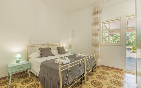 Villa San Vito: Mueble, Diseño De Interiores, Piso, Suelo, Cama, Habitación, Techo, Madera, Habitación, Textil