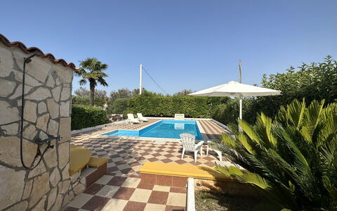 Villa Azzurra: Piscina, Recurso, Material Compuesto, Eco Hotel, Sombra, Mueble Para Exteriores, Hacienda, Losa, Paisajismo, Inmuebles