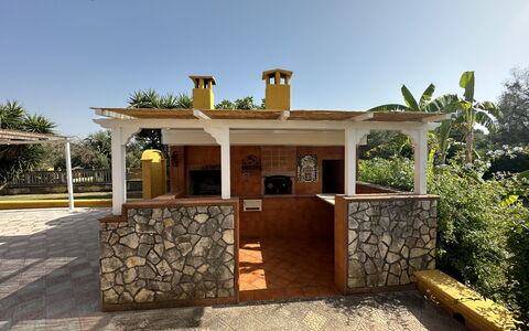 Villa Azzurra: Sombra, Estructura Al Aire Libre, Manchas De Madera, Patio Interior, Columna, Mueble Para Exteriores, Recurso, Mesa Al Aire Libre, Pérgola, Porche