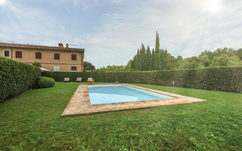 Villa Zambra: El Terreno Del Lote, Jardín, Césped, Piscina, Cobertura, Inmuebles, Paisajismo, Yarda, Hacienda, Villa