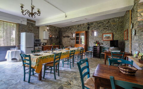 Villa Gelsi: Mueble, Mesa, Cocina Y Comedor Mesa, Techo, Diseño De Interiores, Silla, Comedor, Restaurante, Manteles, Lámpara