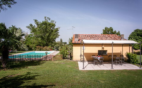Villa Gelsi: Piscina, Sombra, Inmuebles, Patio Interior, Hacienda, Casa De Campo, Recurso, Eco Hotel, Mueble Para Exteriores, Yarda
