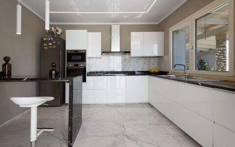 Villa Fiumetto: Mueble, Cocina, Diseño De Interiores, Mostrador, Piso, Gabinetes, Madera, Suelo, Aparato De Cocina, Casa