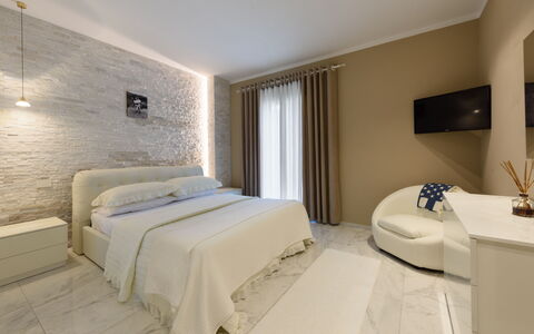 Villa Fiumetto: Mueble, Diseño De Interiores, Pared, Piso, Suelo, Cama, Habitación, Madera, Techo, Habitación
