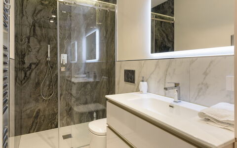 Villa Fiumetto: Piso, Suelo, Arreglo De Tubería, Diseño De Interiores, Baño, Espejo, Mueble De Baño, Lavabo Del Baño, Plomería, Grifo
