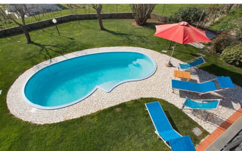 Villa Camaiore: Azul, Piscina, Mueble Para Exteriores, Recurso, Material Compuesto, Eco Hotel, Ocio, Hacienda, Sunlounger, Sombra