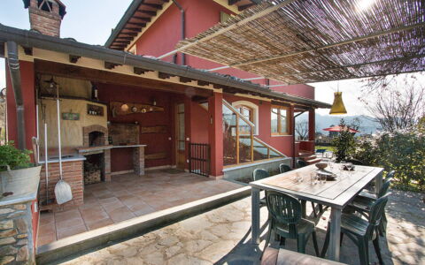 Villa Camaiore: Mueble, Silla, Casa, Porche, Cabaña, Sombra, Cocina Y Comedor Mesa, Manchas De Madera, Mueble Para Exteriores, Maceta